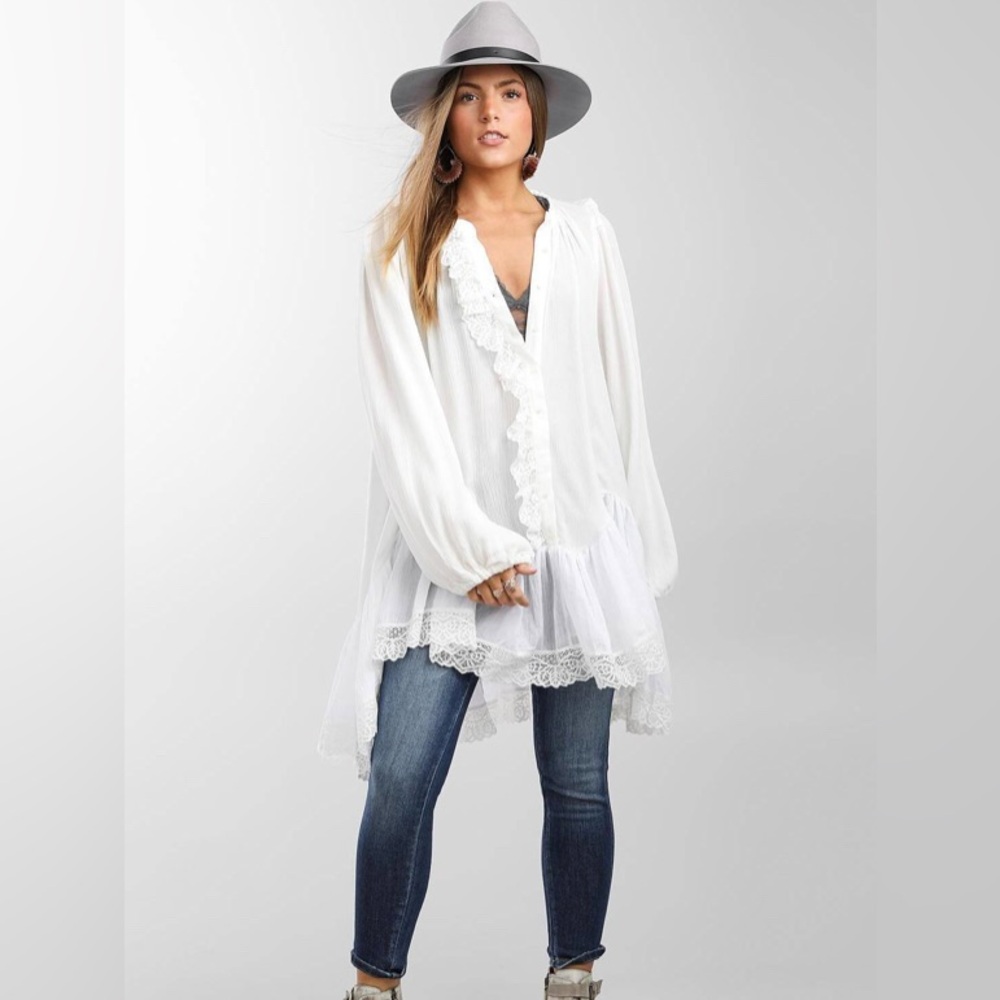Free People Jeanette ruffled tunic in color “ivory”. Size XS (oversized)